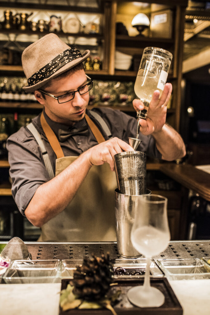 ברמן מוזג קוקטייל ב BELLBOY TLV
